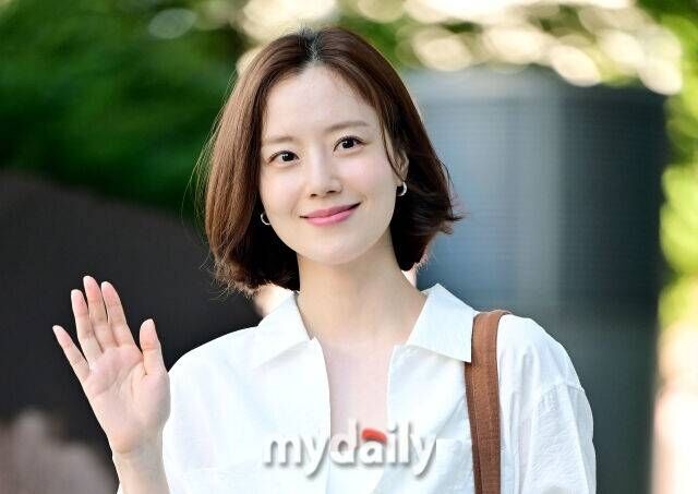 노란 수영복에 섹시한 몸매 어필하는 존예 처자