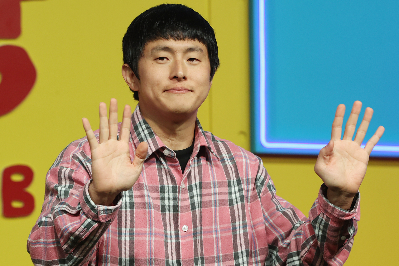 노란 수영복에 섹시한 몸매 어필하는 존예 처자