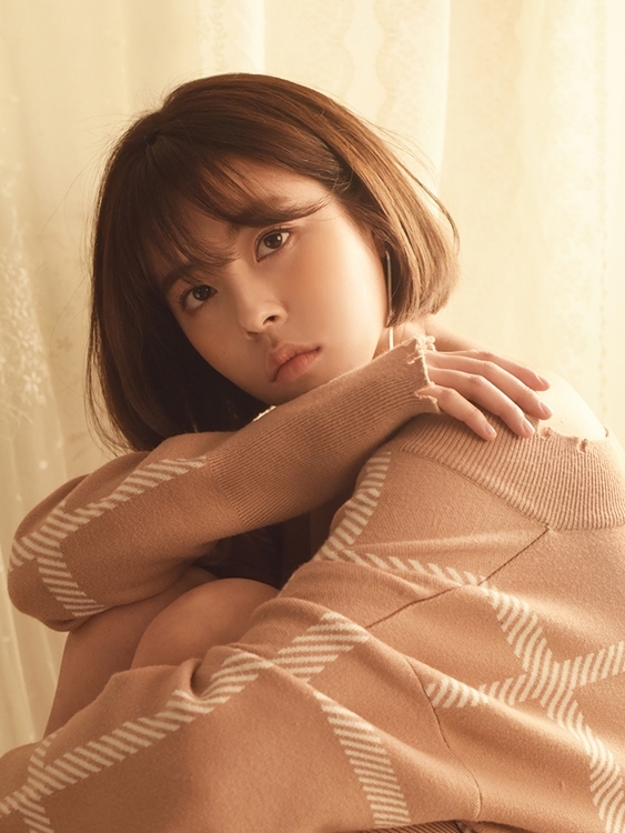 노란 수영복에 섹시한 몸매 어필하는 존예 처자