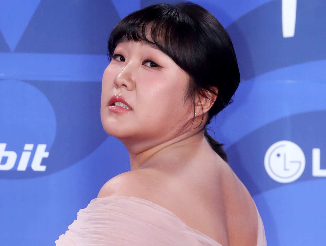 노란 수영복에 섹시한 몸매 어필하는 존예 처자