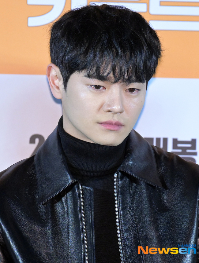노란 수영복에 섹시한 몸매 어필하는 존예 처자
