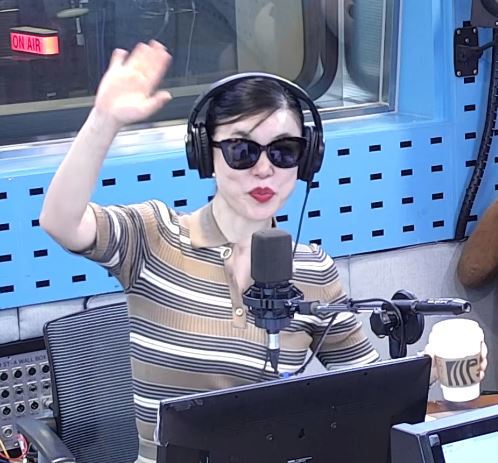 노란 수영복에 섹시한 몸매 어필하는 존예 처자
