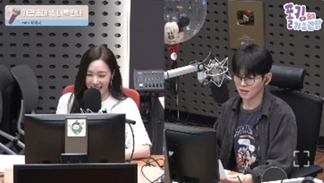 노란 수영복에 섹시한 몸매 어필하는 존예 처자
