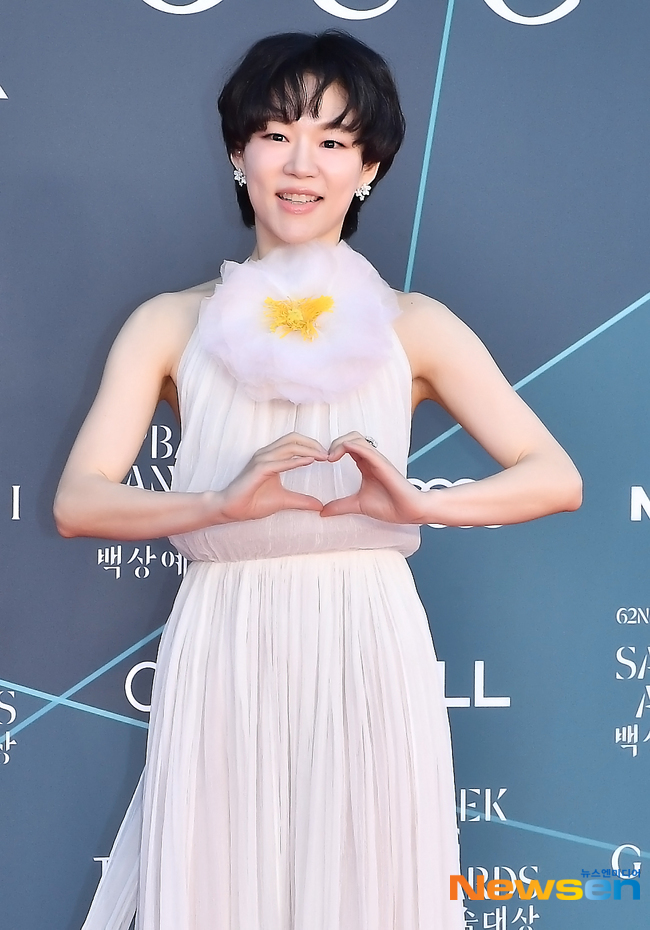 노란 수영복에 섹시한 몸매 어필하는 존예 처자
