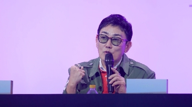 노란 수영복에 섹시한 몸매 어필하는 존예 처자