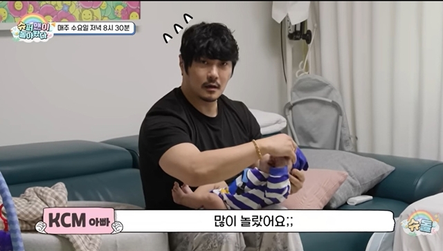 노란 수영복에 섹시한 몸매 어필하는 존예 처자