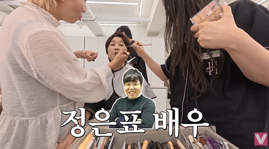 노란 수영복에 섹시한 몸매 어필하는 존예 처자