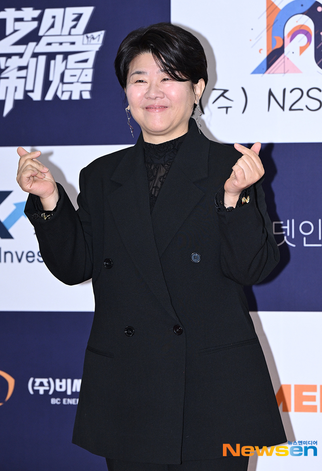 노란 수영복에 섹시한 몸매 어필하는 존예 처자