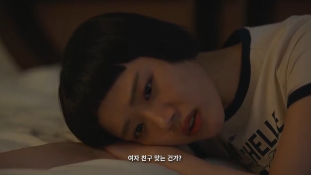 노란 수영복에 섹시한 몸매 어필하는 존예 처자