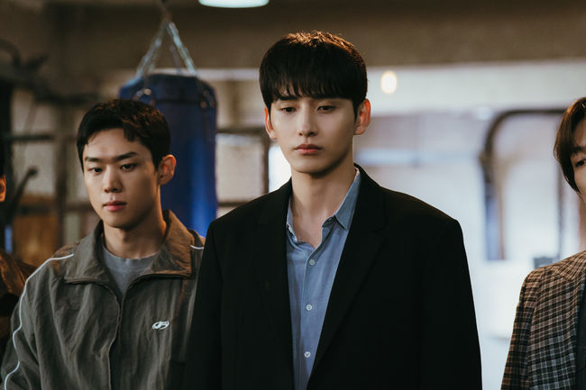 노란 수영복에 섹시한 몸매 어필하는 존예 처자