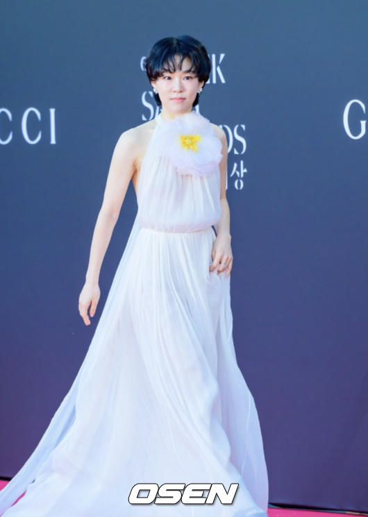 노란 수영복에 섹시한 몸매 어필하는 존예 처자