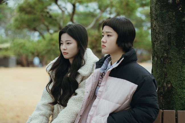 노란 수영복에 섹시한 몸매 어필하는 존예 처자