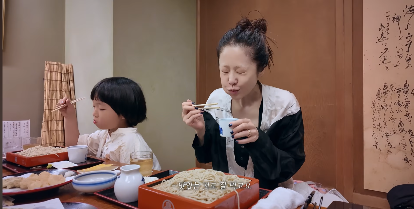 노란 수영복에 섹시한 몸매 어필하는 존예 처자