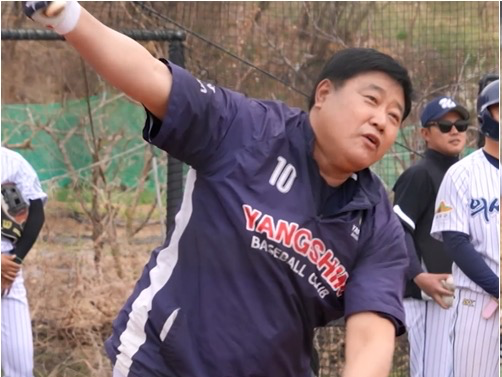 노란 수영복에 섹시한 몸매 어필하는 존예 처자