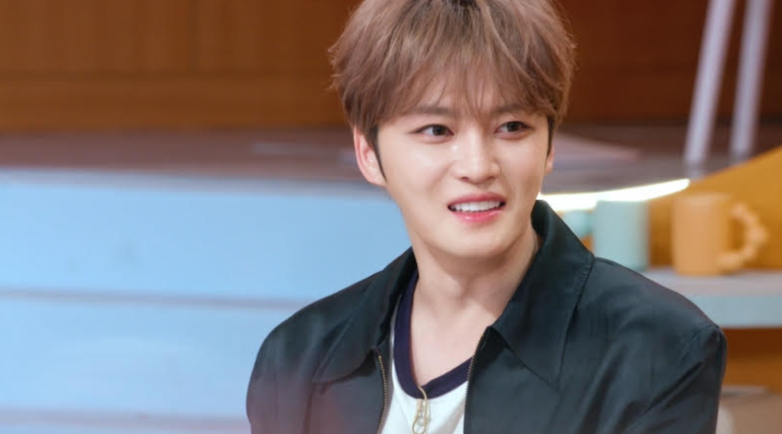노란 수영복에 섹시한 몸매 어필하는 존예 처자