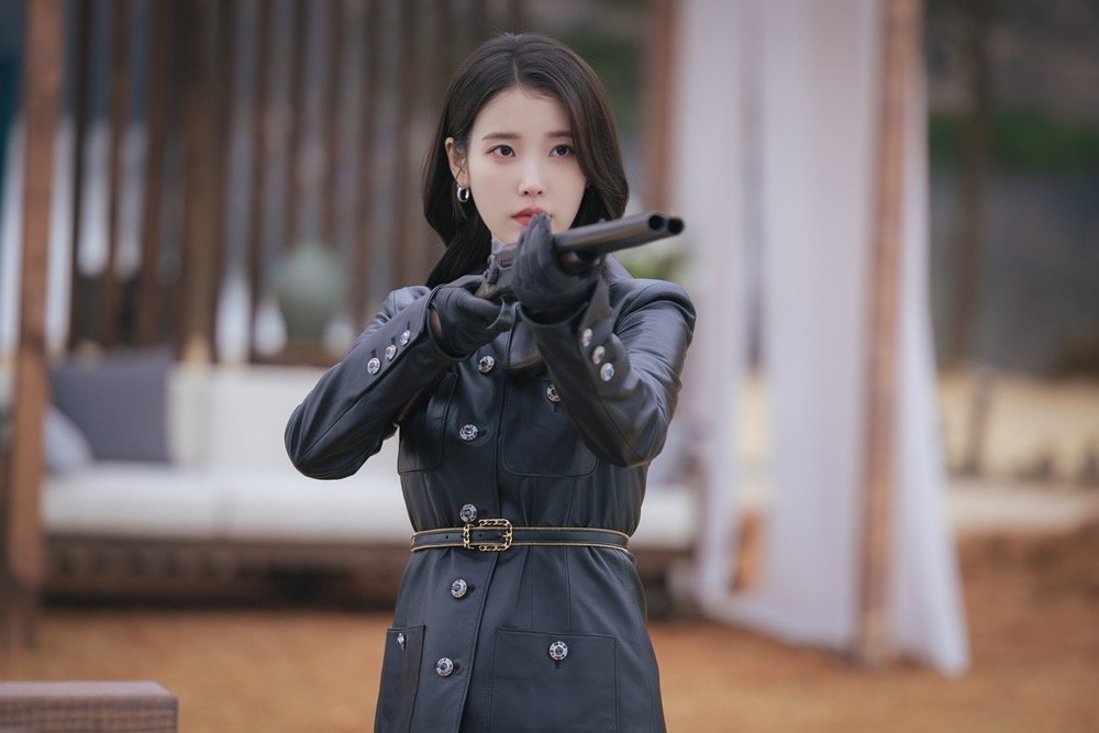 노란 수영복에 섹시한 몸매 어필하는 존예 처자