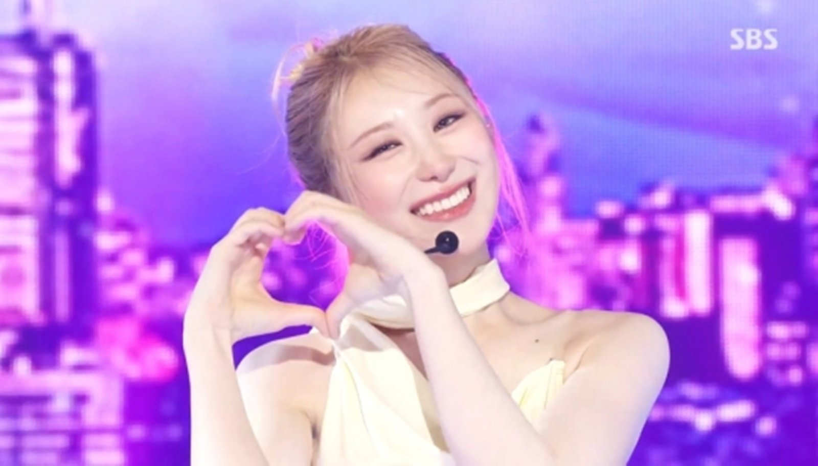 노란 수영복에 섹시한 몸매 어필하는 존예 처자