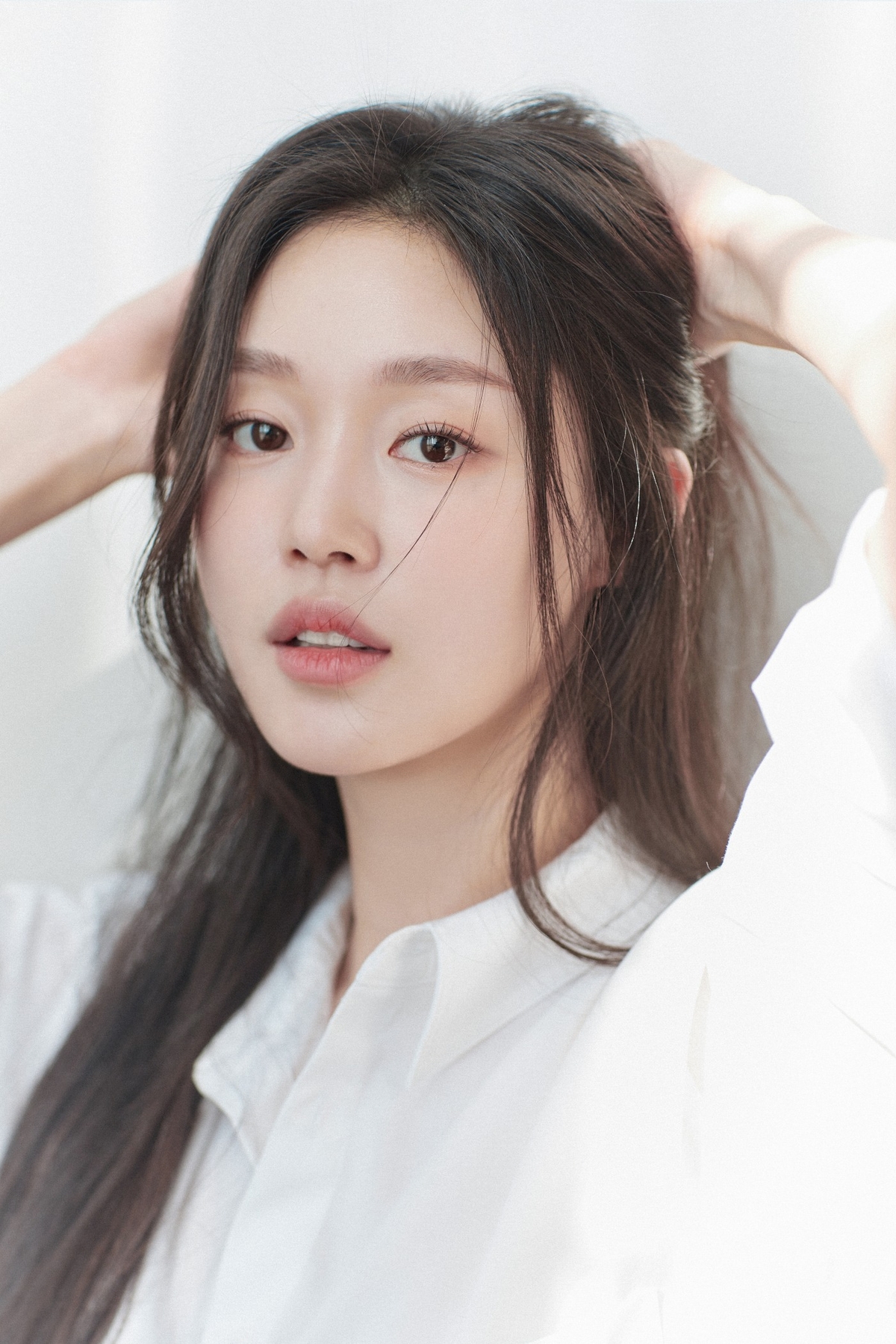 노란 수영복에 섹시한 몸매 어필하는 존예 처자