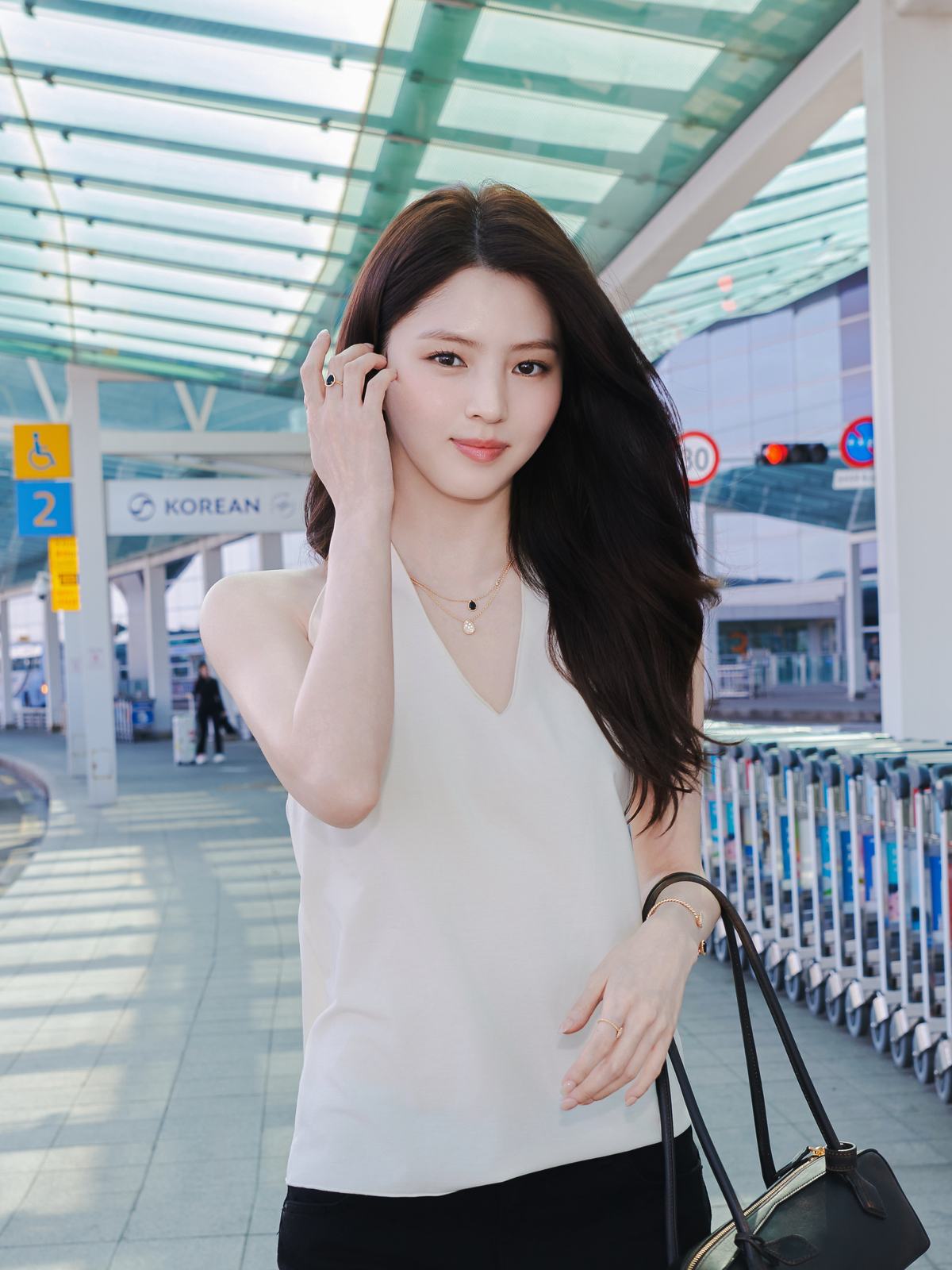 노란 수영복에 섹시한 몸매 어필하는 존예 처자