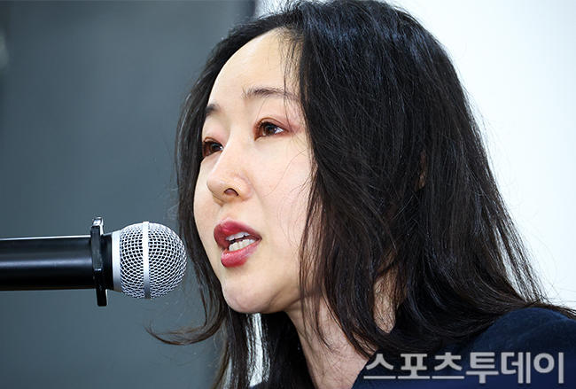 노란 수영복에 섹시한 몸매 어필하는 존예 처자