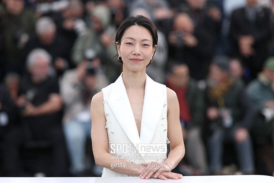 노란 수영복에 섹시한 몸매 어필하는 존예 처자