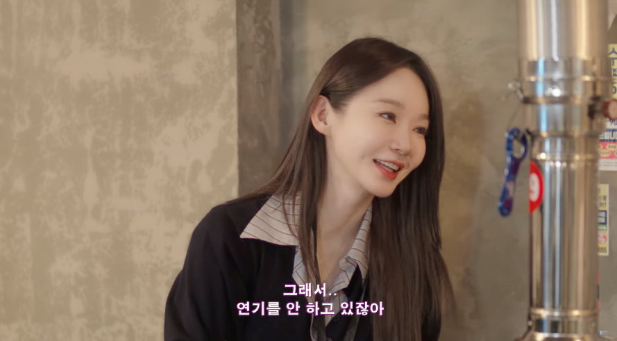 노란 수영복에 섹시한 몸매 어필하는 존예 처자