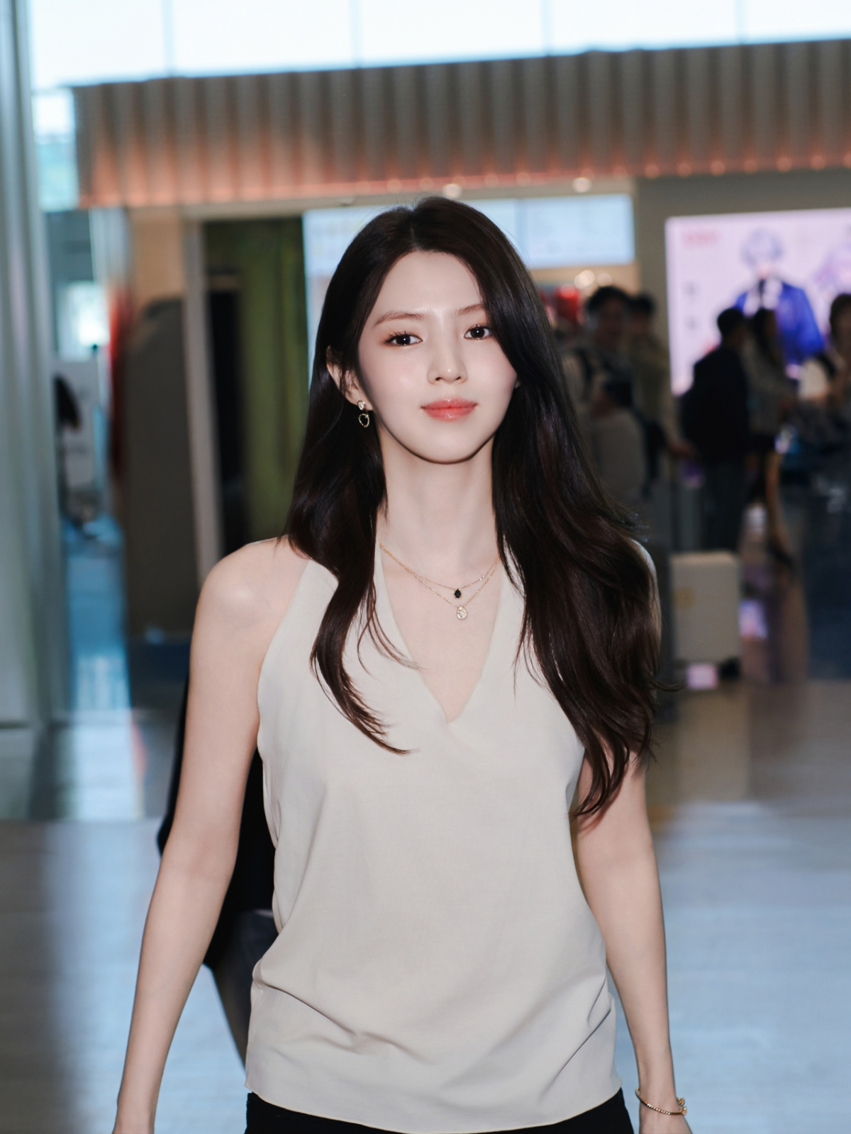 노란 수영복에 섹시한 몸매 어필하는 존예 처자