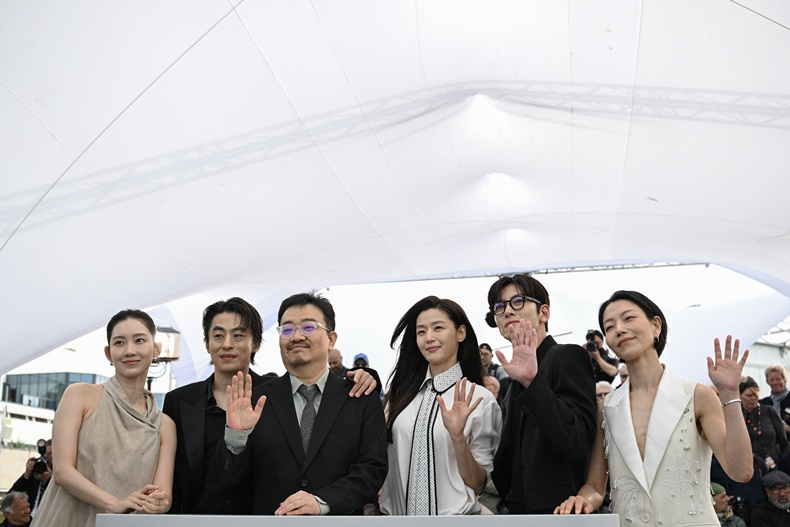 Official photocall for the movie 'Swarm' featuring director Yeon Sang-ho, Jun Ji-hyun, Koo Kyo-hwan, Ji Chang-wook, Shin Hyun-bin, and Kim Shin-rok