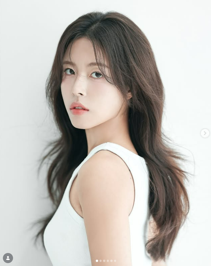 노란 수영복에 섹시한 몸매 어필하는 존예 처자