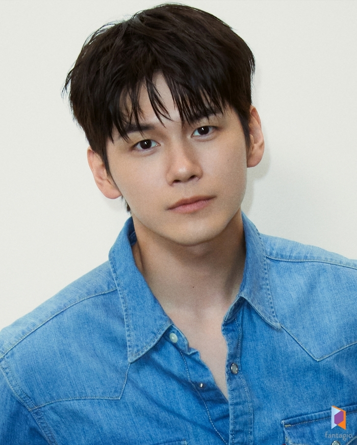 노란 수영복에 섹시한 몸매 어필하는 존예 처자
