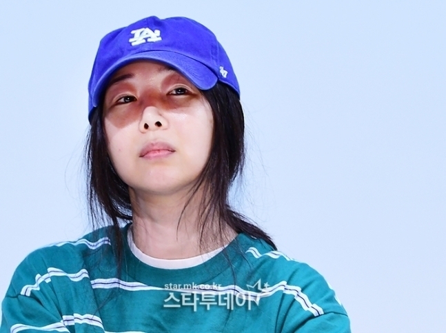 노란 수영복에 섹시한 몸매 어필하는 존예 처자