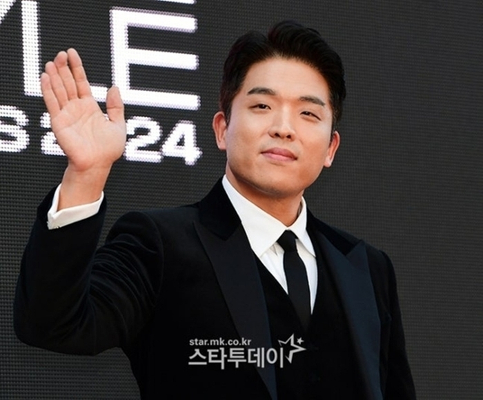 노란 수영복에 섹시한 몸매 어필하는 존예 처자