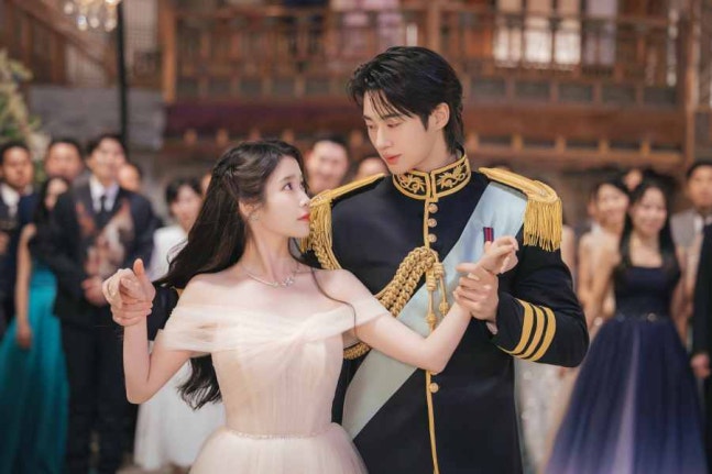 노란 수영복에 섹시한 몸매 어필하는 존예 처자