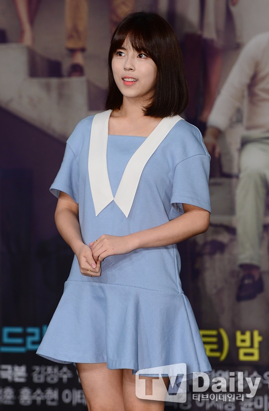 노란 수영복에 섹시한 몸매 어필하는 존예 처자