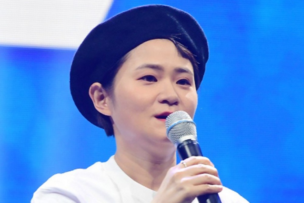 노란 수영복에 섹시한 몸매 어필하는 존예 처자
