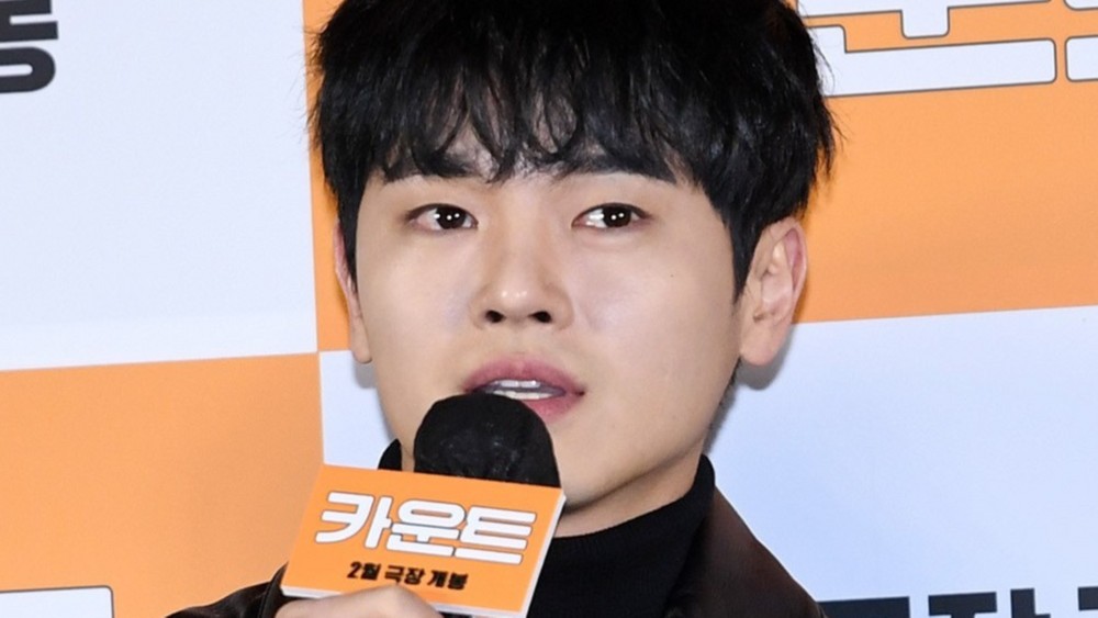 노란 수영복에 섹시한 몸매 어필하는 존예 처자
