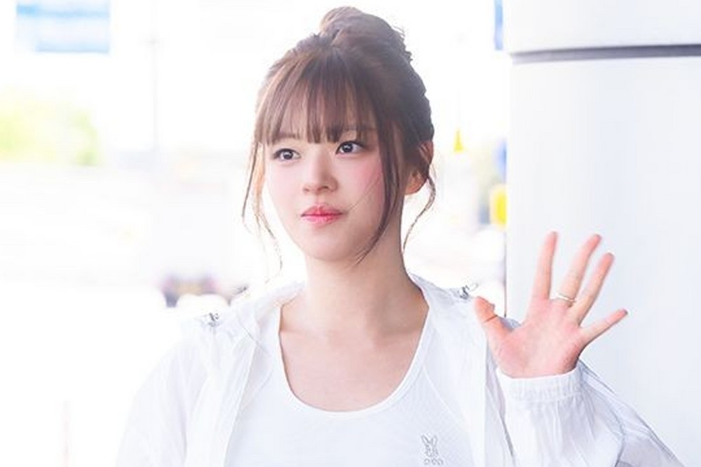 노란 수영복에 섹시한 몸매 어필하는 존예 처자