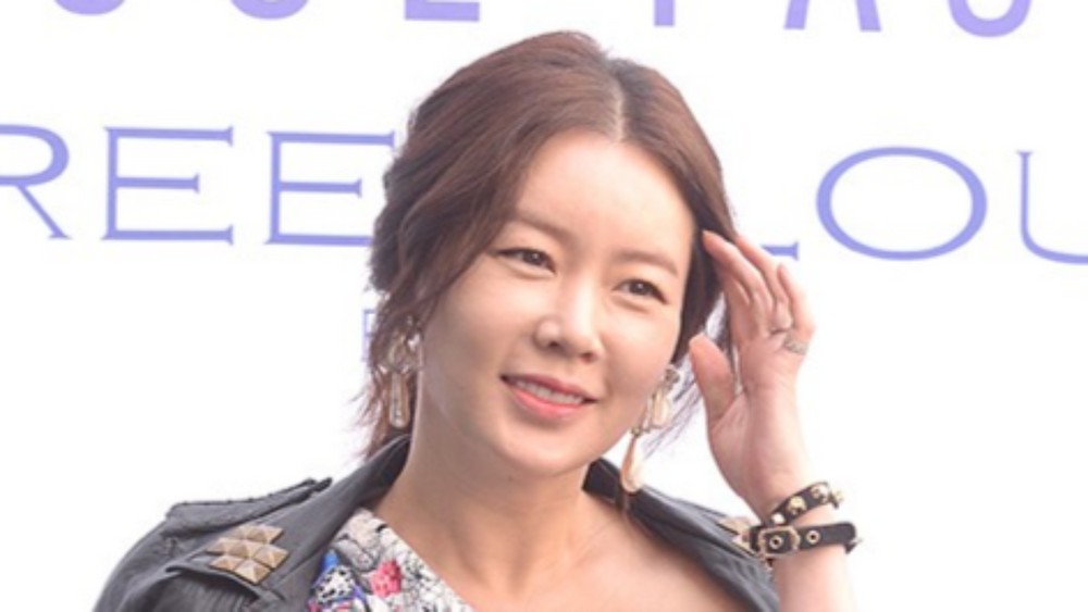 노란 수영복에 섹시한 몸매 어필하는 존예 처자