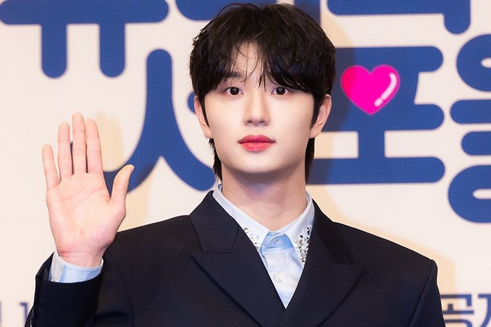 노란 수영복에 섹시한 몸매 어필하는 존예 처자