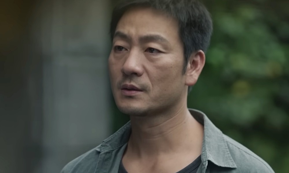 노란 수영복에 섹시한 몸매 어필하는 존예 처자