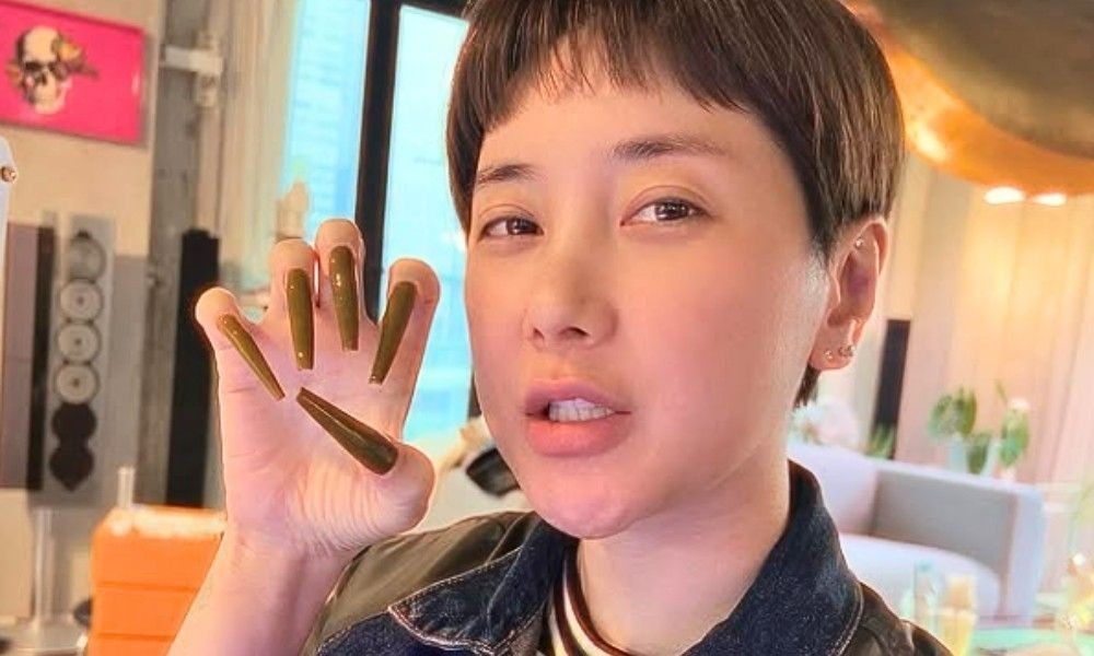 노란 수영복에 섹시한 몸매 어필하는 존예 처자