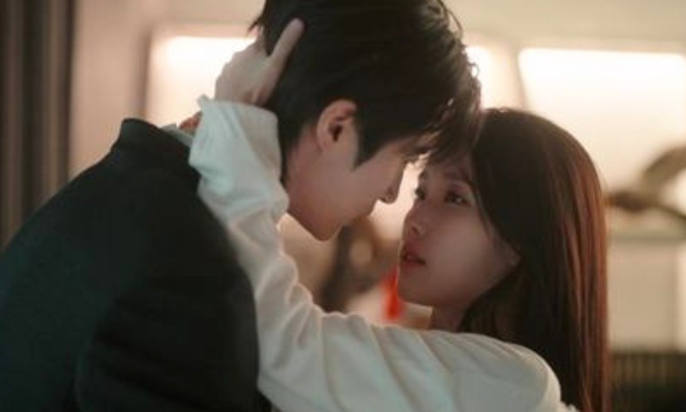 노란 수영복에 섹시한 몸매 어필하는 존예 처자