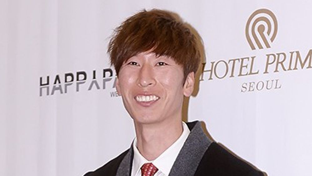 노란 수영복에 섹시한 몸매 어필하는 존예 처자