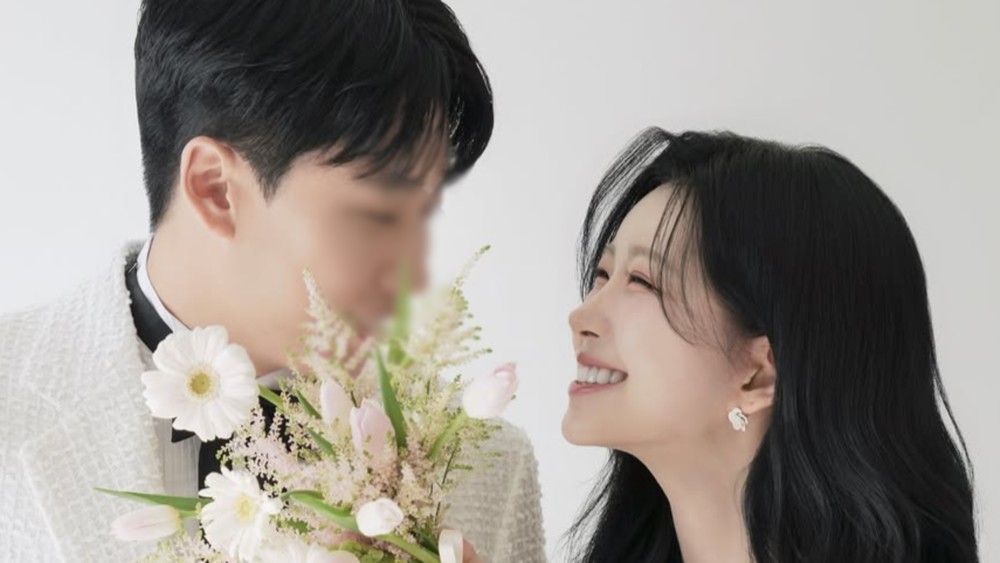 노란 수영복에 섹시한 몸매 어필하는 존예 처자