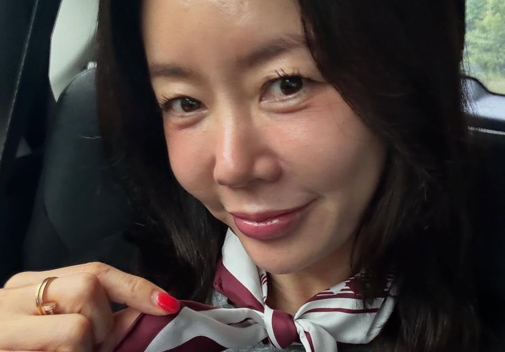 노란 수영복에 섹시한 몸매 어필하는 존예 처자