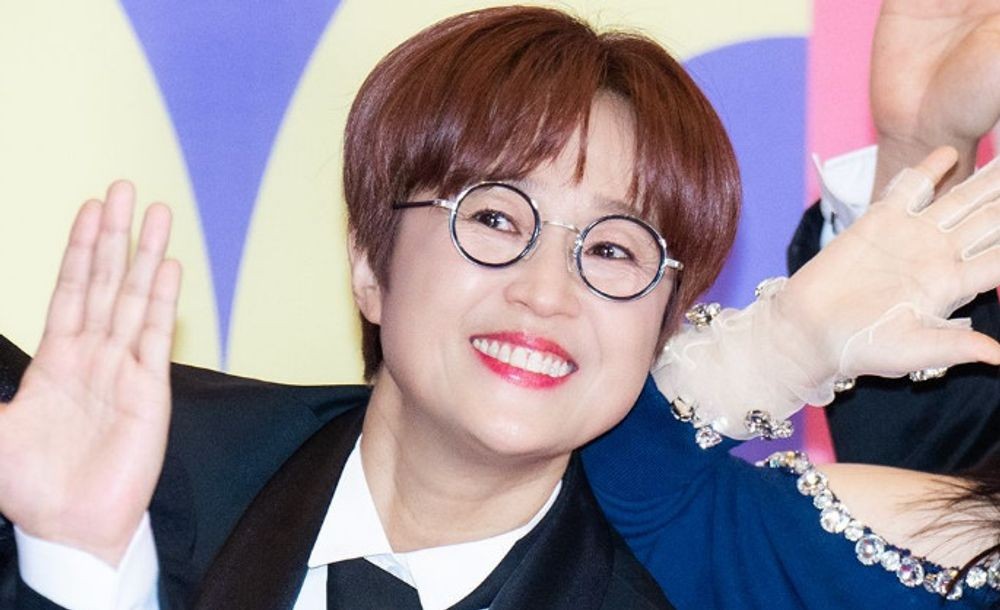 노란 수영복에 섹시한 몸매 어필하는 존예 처자