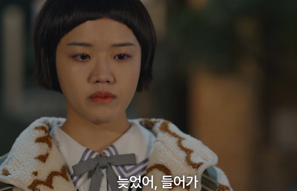 노란 수영복에 섹시한 몸매 어필하는 존예 처자