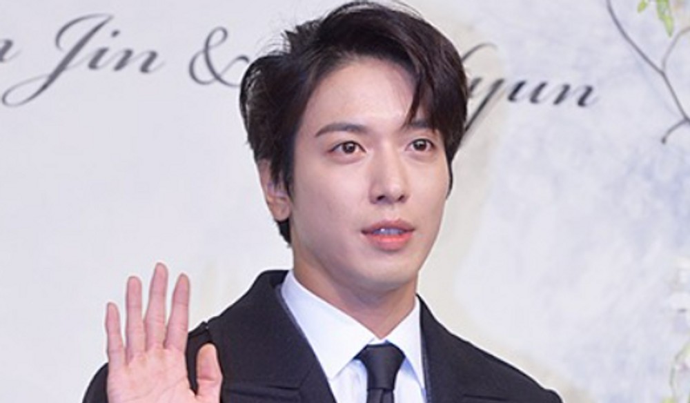 노란 수영복에 섹시한 몸매 어필하는 존예 처자