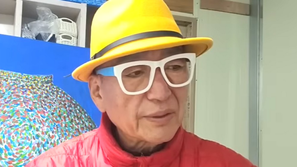 노란 수영복에 섹시한 몸매 어필하는 존예 처자