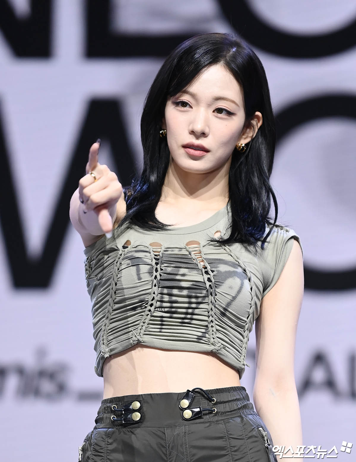 노란 수영복에 섹시한 몸매 어필하는 존예 처자